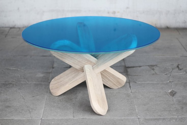 Круглый стол из дерева